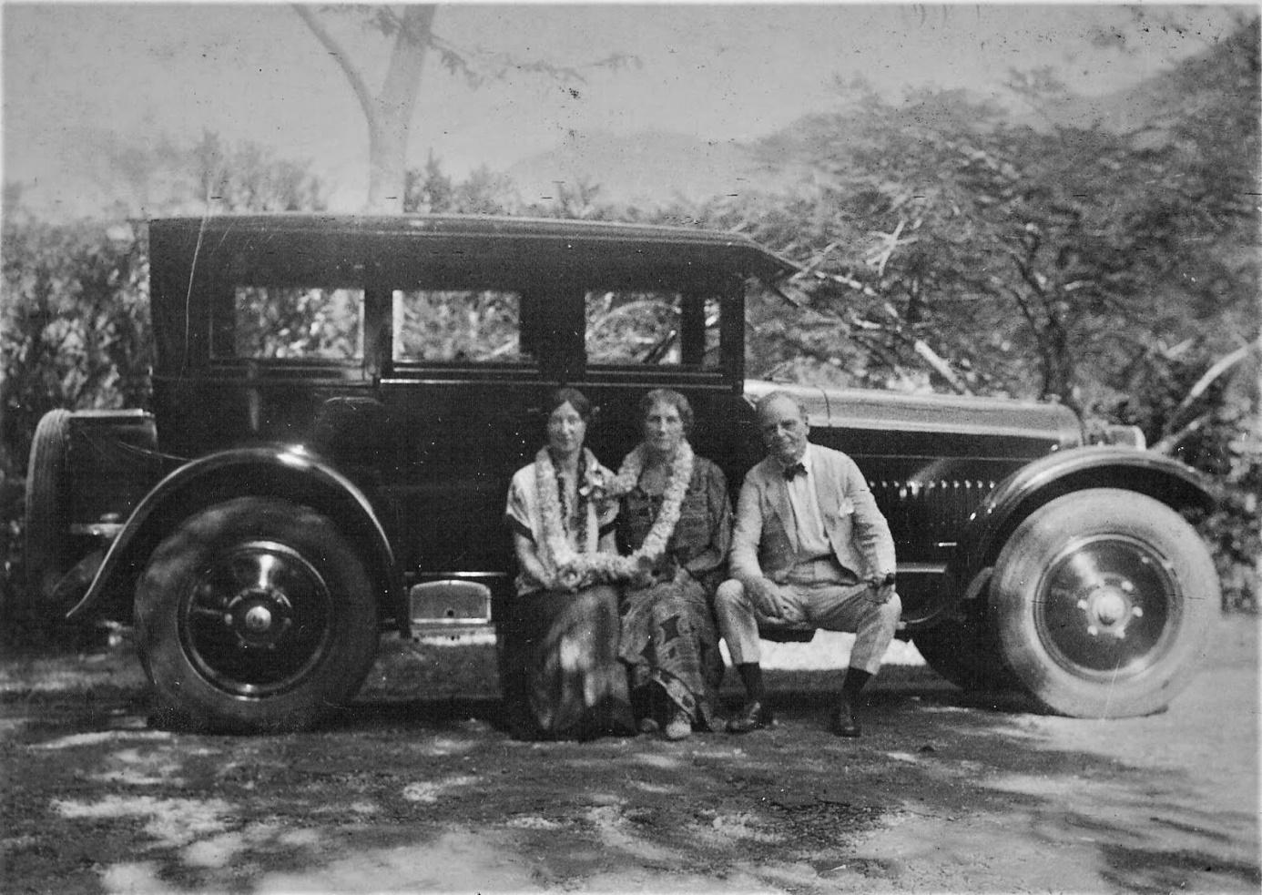 De gauche à droite, Elizabeth Keith, Kate et Charles Bartlett à Hawaï vers 1936