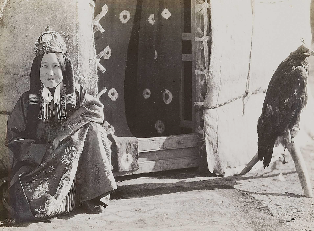 Photo de la Princesse Torghut Nirjidma et de son aigle, Urumchi, Chine, 1932. Photo prise par Manyard Owen Williams pour un article que lui consacre The National Geographic Magazine.
