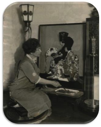 Bertha Lum dans son atelier