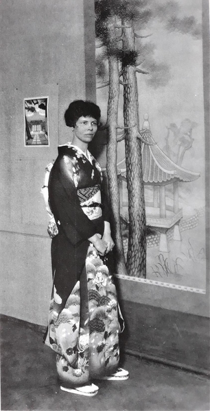 Lilian Miller à la galerie de Grace Nicholson en avril 1930 (derrière elle, l’œuvre qui l’a rendue célèbre dès 1920, In a korean Palace garden, encre sur papier, et, en petit, a Korean Shrine, 1928)