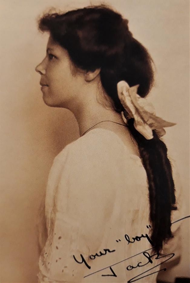 Photo de Lilian Miller prise vers 1910 et qu’elle signe « Your boy Jack »